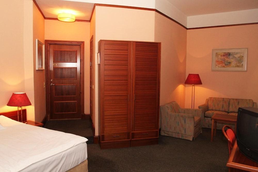 Hotel Victoria بارنو المظهر الخارجي الصورة